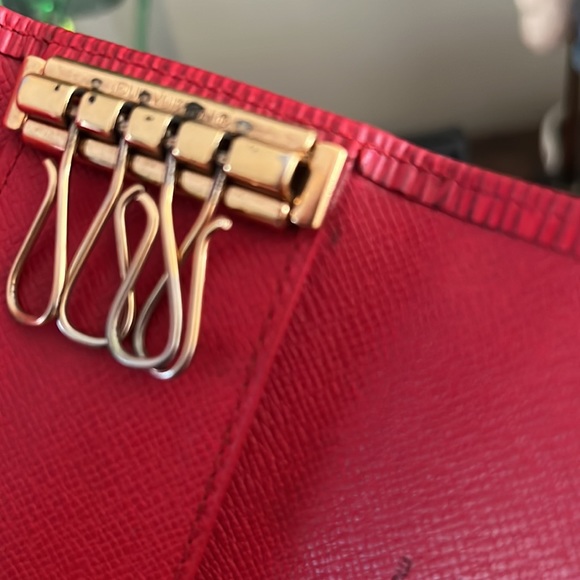 Louis Vuitton Epi Red 4 keychain. Date Code CA1917 - Picture 12 of 13